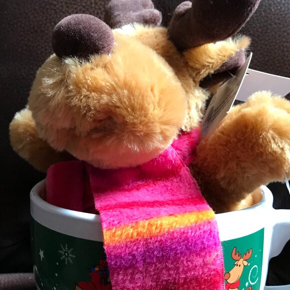 Dan Dees TM Collector's Choice Christmas mug with Reindeer stuffed animal. New. - Picture 2 of 13